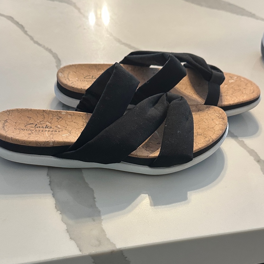 Clarks cloudsteppers Women's Black Crisscross Sandals